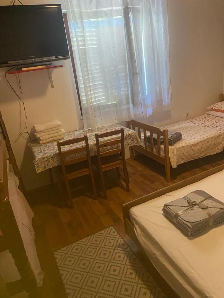 Hostel-Sezanalokev B&B Bagian luar foto